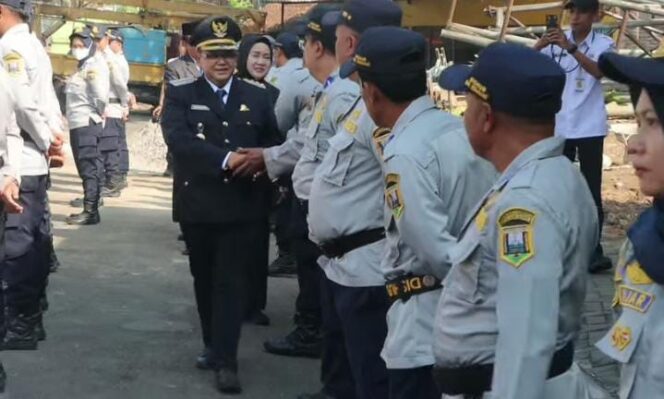 
					Bupati Semarang, H. Ngesti Nugraha menyalami pegawai Dishub saat upacara Harhubnas, Rabu (23/9/2026). Foto: Diskominfo Kab Semarang 