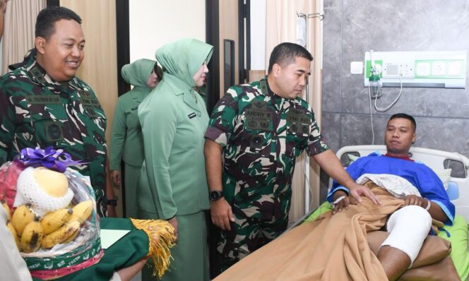 
					Kasdam IV/Diponegoro Jenguk Prajurit yang Sedang Menjalani Perawatan di RS Bhakti Wira Tamtama