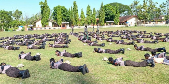 
					Seharian di Lapangan, Ketarunaan SMKN 1 Jenar Ditempa Babinsa untuk Bangun Disiplin