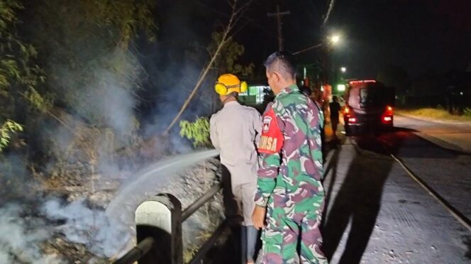 
					Asap Tebal Kepung Jalur Ketitang–Embarkasi Haji, Tumpukan Sampah di Nogosari Terbakar