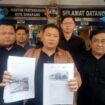 Kuasa Hukum Irjen Sofyan, Bangkit Mahanantiyo (tengah) memberikan keterangan pers di kantor pertanahan kota Semarang, Jumat (25/9/2026). Foto: Kabarjateng.id