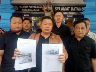 Kuasa Hukum Irjen Sofyan, Bangkit Mahanantiyo (tengah) memberikan keterangan pers di kantor pertanahan kota Semarang, Jumat (25/9/2026). Foto: Kabarjateng.id