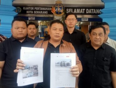 Kuasa Hukum Irjen Sofyan, Bangkit Mahanantiyo (tengah) memberikan keterangan pers di kantor pertanahan kota Semarang, Jumat (25/9/2026). Foto: Kabarjateng.id