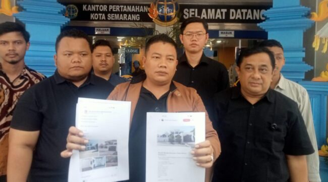 Kuasa Hukum Irjen Sofyan, Bangkit Mahanantiyo (tengah) memberikan keterangan pers di kantor pertanahan kota Semarang, Jumat (25/9/2026). Foto: Kabarjateng.id