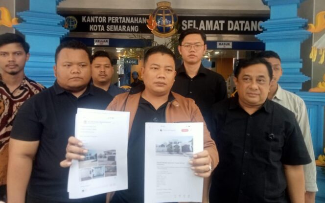 
					Kuasa Hukum Irjen Sofyan, Bangkit Mahanantiyo (tengah) memberikan keterangan pers di kantor pertanahan kota Semarang, Jumat (25/9/2026). Foto: Kabarjateng.id