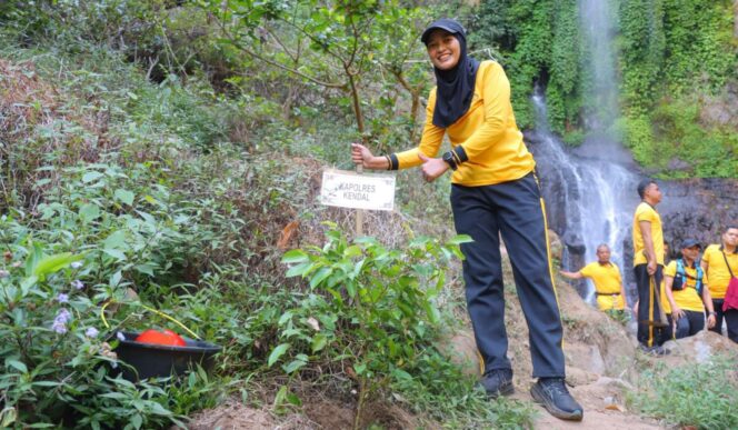 
					Polres Kendal Padukan Hash Run, Penghijauan dan Bakti Sosial di Limbangan