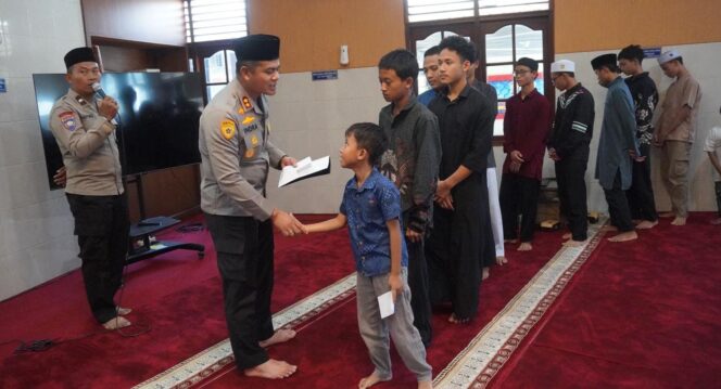 
					Kapolres Boyolali Ikuti Ngaji Bersama Kapolri dan Gus Baha, Anak Yatim Terima Santunan