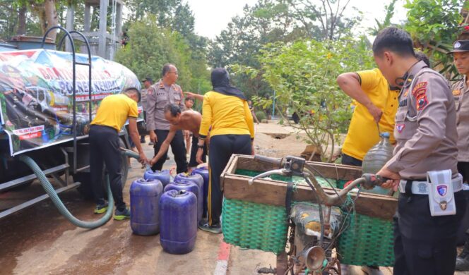 
					Kemarau Melanda, Polres Kendal Salurkan 12 Ribu Liter Air Bersih dan Beras ke Warga Kalipuru