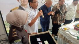 Ketua PMI Kota Semarang, dr. Awal Prasetyo melaunching kartu donor darah braille untuk penyandang tunanetra di Pondok Pesantren Sahabat Mata. (Foto: Kabarjateng.id / Mualim)