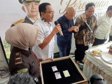 Ketua PMI Kota Semarang, dr. Awal Prasetyo melaunching kartu donor darah braille untuk penyandang tunanetra di Pondok Pesantren Sahabat Mata. (Foto: Kabarjateng.id / Mualim)