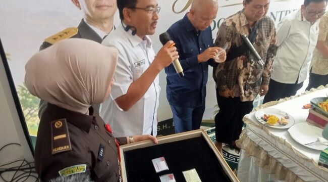 Ketua PMI Kota Semarang, dr. Awal Prasetyo melaunching kartu donor darah braille untuk penyandang tunanetra di Pondok Pesantren Sahabat Mata. (Foto: Kabarjateng.id / Mualim)
