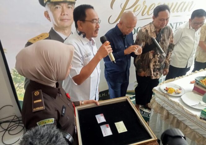 
					Ketua PMI Kota Semarang, dr. Awal Prasetyo melaunching kartu donor darah braille untuk penyandang tunanetra di Pondok Pesantren Sahabat Mata. (Foto: Kabarjateng.id / Mualim)