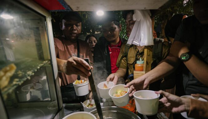 
					Nobar Timnas di Gubernuran Jateng Bawa Berkah bagi Pedagang Kecil