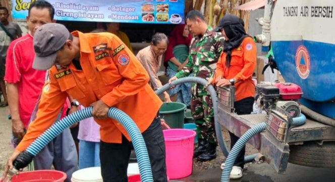 
					Peduli Warga Terdampak Kekeringan, Koramil Bantarkawung Salurkan Air Bersih