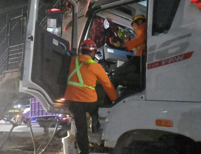 
					Sopir Dump Truk Terjepit Usai Tabrak Pohon di Banyumanik, Tim SAR Gerak Cepat Lakukan Evakuasi 