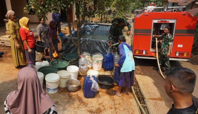 
					Kodim Batang Salurkan 12 Ribu Liter Air Bersih untuk 1.900 Warga Desa Pesalakan