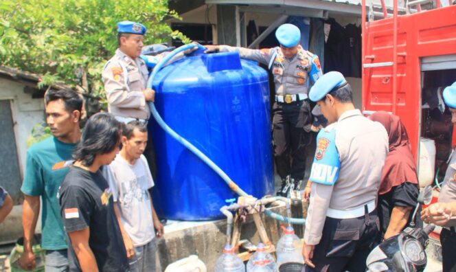 
					Propam Polda Jateng Distribusikan 31.500 Liter Air Bersih untuk Tiga Desa di Kudus