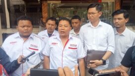 Bangkit Mahanantiyo (tengah) saat memberikan keterangan kepada wartawan di loby gedung Ditreskrimum Polda Jateng, Kamis (1/10/2026). Foto: Tim Kabarjateng.id