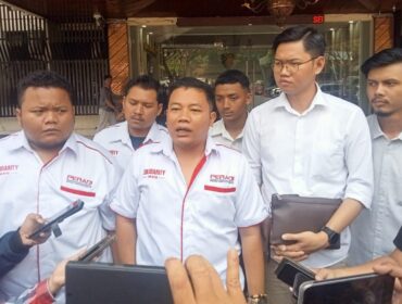 Bangkit Mahanantiyo (tengah) saat memberikan keterangan kepada wartawan di loby gedung Ditreskrimum Polda Jateng, Kamis (1/10/2026). Foto: Tim Kabarjateng.id