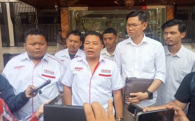 
					Bangkit Mahanantiyo (tengah) saat memberikan keterangan kepada wartawan di loby gedung Ditreskrimum Polda Jateng, Kamis (1/10/2026). Foto: Tim Kabarjateng.id