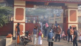 Sejumlah orangtua murid SDN Ngaliyan 01 menjemput anaknya pulang sekolah pada Jumat (2/10/2026) pagi. Foto: Tim Kabarjateng.id