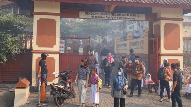 
					Sejumlah orangtua murid SDN Ngaliyan 01 menjemput anaknya pulang sekolah pada Jumat (2/10/2026) pagi. Foto: Tim Kabarjateng.id