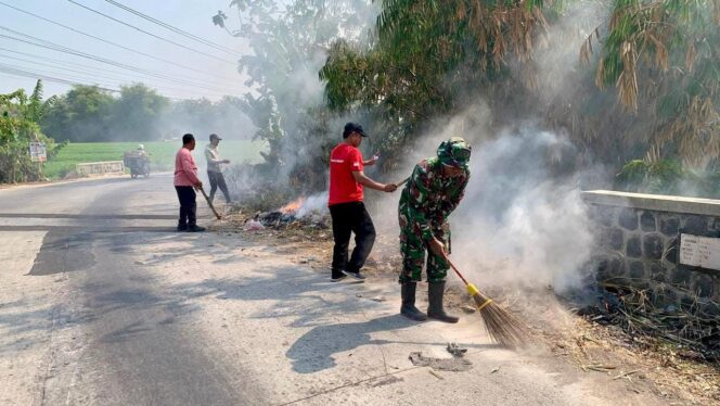 
					Koramil Nogosari dan Pemdes Rembun Gotong Royong Bersihkan Sampah di Jembatan Tinawas