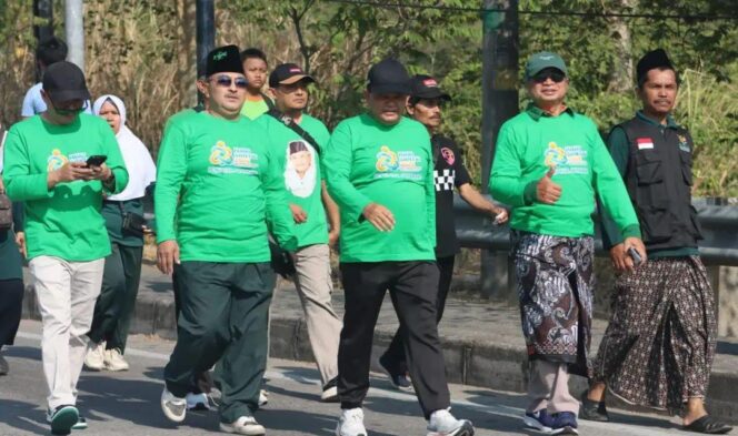 
					Ribuan Warga Ikuti Jalan Sehat Hari Santri di Ungaran, Bupati Ajak Santri Berkontribusi dalam Pembangunan