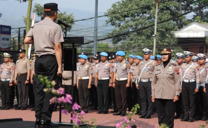 
					Kapolres Semarang Apresiasi Personel Berprestasi, Satu Anggota Naik Pangkat Pengabdian