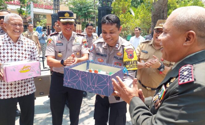 
					Rayakan HUT TNI ke-81, TNI-Polri dan Forkopimcam Semarang Selatan Kompak Jaga Kondusivitas