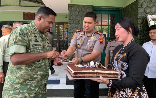 
					Bawa Tumpeng, Kapolres Wonogiri ‘Serbu’ Kodim di HUT ke-81 TNI