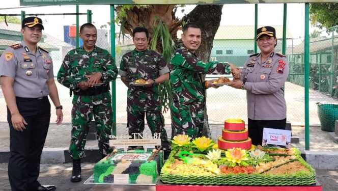 
					Kapolres Boyolali Beri Kejutan HUT TNI ke-81, Bawa Tumpeng ke Makodim