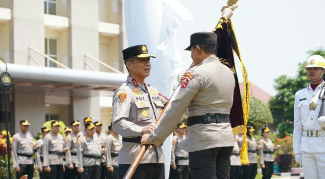 
					Pataka Maneka Tunggal Dharma Berpindah, Roy Hardi Siahaan Lanjutkan Kepemimpinan Polda Jateng