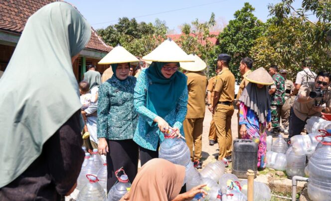 
					PKK Sigab Jateng Salurkan 10 Tangki Air Bersih untuk Warga Pati yang Dilanda Kekeringan