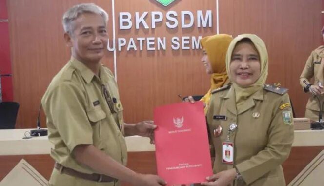 
					23 Tahun Mengabdi di Balik Mikrofon, Kakek Sarman Bersiap Tinggalkan Radio Suara Serasi