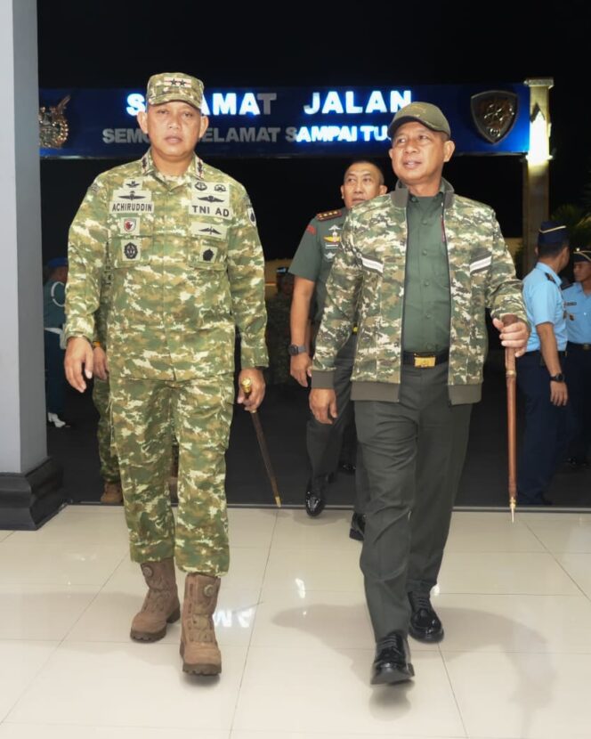 
					Pangdam IV/Diponegoro Sambut Panglima TNI di Lanud Adi Sutjipto