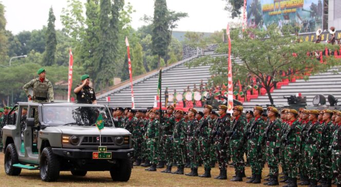 
					HUT ke-76 Kodam IV/Diponegoro, Pangdam Serahkan Risalah Pembentukan Kodam XXVI/Mataram