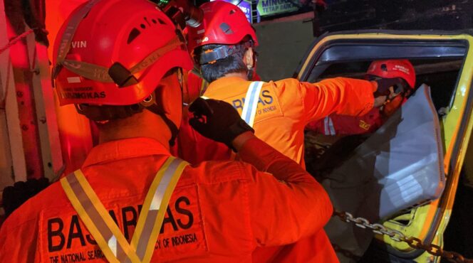 
					Sopir Truk Pasir Terjepit Usai Tabrak Truk Dump di Traffic Light Secang Magelang