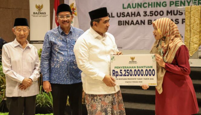 
					Baznas Jateng Salurkan Rp5,25 Miliar kepada 1.750 Mustahik, Taj Yasin Tekankan Pendampingan Usaha