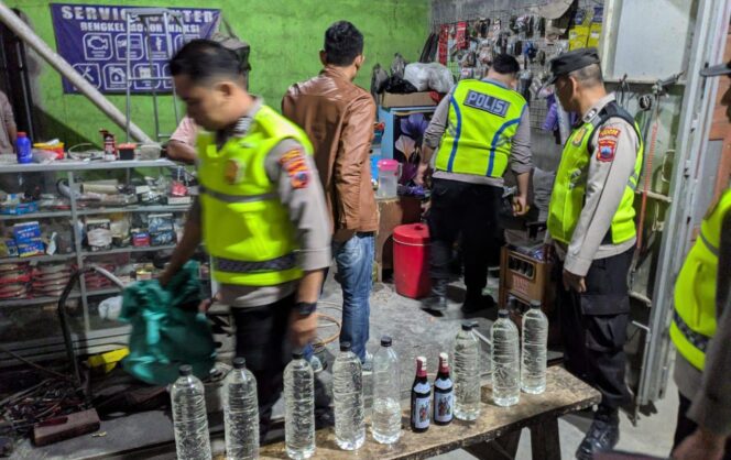 
					Polsek Karanganyar Demak Sita 44 Botol Miras dan Tiga Mesin Pres