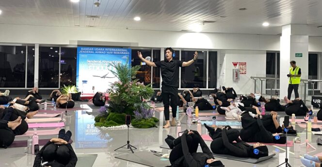 
					Pilates di Area Boarding Bandara Ahmad Yani Semarang, Peserta Berolahraga Sambil Menikmati Sunset dan Pesawat