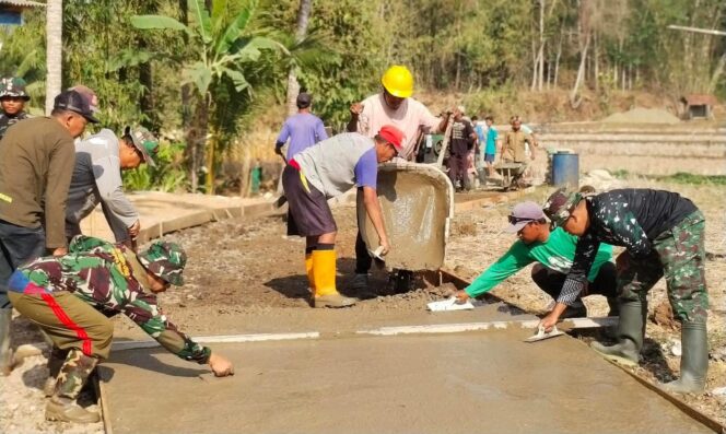 
					Karya Bakti TNI AD di Banyumas, Infrastruktur dan Bantuan Sosial Terus Digenjot