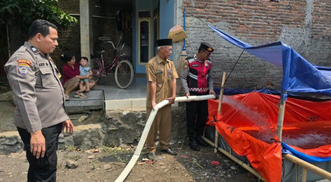 
					Bantu Warga Terdampak Kekeringan, Polres Jepara Distribusikan 6.000 Liter Air Bersih ke Mayong Kidul