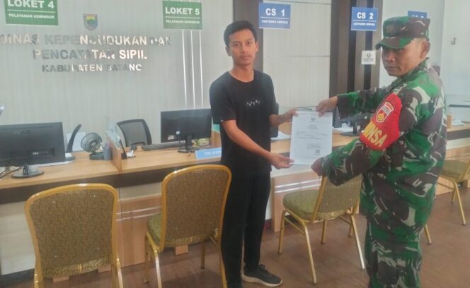 
					Babinsa Koramil Batang Bantu Warga Urus Akta Kelahiran di Disdukcapil