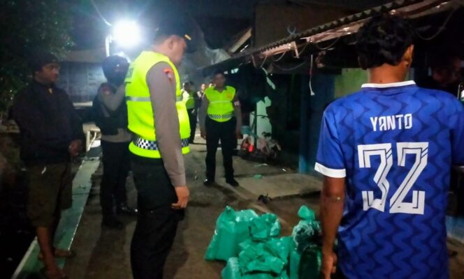 
					Tindak Lanjuti Laporan Warga, Polres Demak Sita 354 Botol Arak di Tempat Kos Sayung