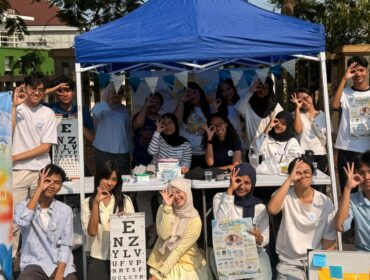 Tim CLEARLY dalam pelaksanaan kampanye edukasi kesehatan mata di Semarang