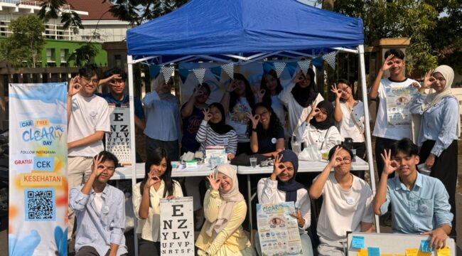 Tim CLEARLY dalam pelaksanaan kampanye edukasi kesehatan mata di Semarang