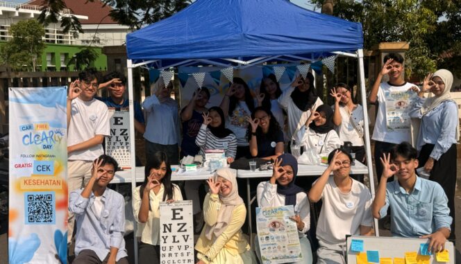 
					Tim CLEARLY dalam pelaksanaan kampanye edukasi kesehatan mata di Semarang