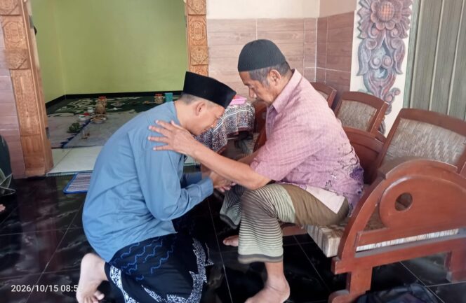 
					Sungkem Orang Tua Sebelum Daftar Pilkades, Parsunto Siap Wujudkan Nyatnyono Mandiri dan Sejahtera