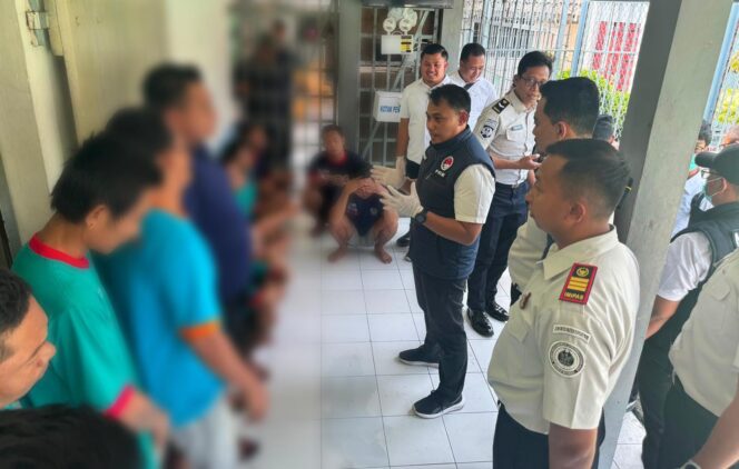 
					Razia Rutan Demak, Polisi Geledah Kamar Hunian dan Tes Urine 28 Warga Binaan